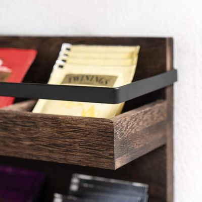 2階建ての田舎木製の茶袋 壁に設置された茶箱 コーヒー調味料の展示棚 茶棚