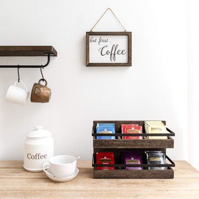 2階建ての田舎木製の茶袋 壁に設置された茶箱 コーヒー調味料の展示棚 茶棚