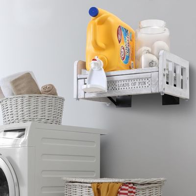 壁に装着された木製洗浄剤ホルダーと棚で洗濯室を変えてください