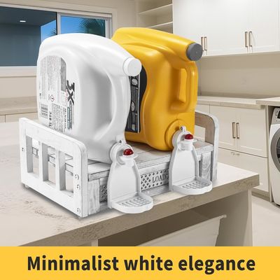 壁に装着された木製洗浄剤ホルダーと棚で洗濯室を変えてください