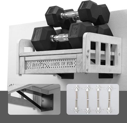 壁に装着された木製洗浄剤ホルダーと棚で洗濯室を変えてください