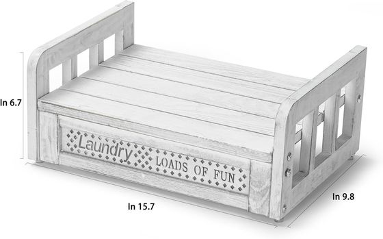 壁に装着された木製洗浄剤ホルダーと棚で洗濯室を変えてください