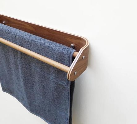 オーダーメイド 木製のダブルタオルバー キッチン用機器を保持するための壁に装着された浴巾ラック