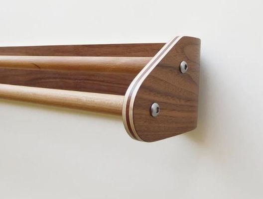 オーダーメイド 木製のダブルタオルバー キッチン用機器を保持するための壁に装着された浴巾ラック