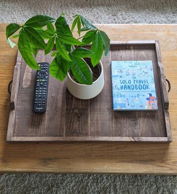 カフェテーブルディスプレイとカップホルダーのためのカスタム彫り木製サービストレイ 田舎風