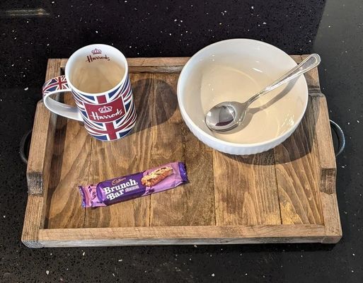 カフェテーブルディスプレイとカップホルダーのためのカスタム彫り木製サービストレイ 田舎風