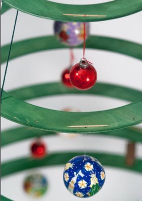 木製のアルベレロのクリスマスツリー オーダーメイドロゴで 祝いの雰囲気を創り出す