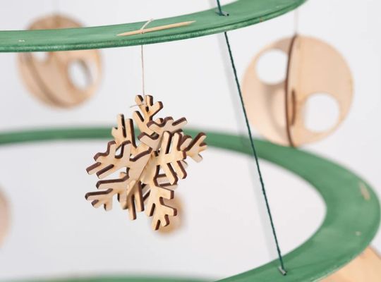 木製のアルベレロのクリスマスツリー オーダーメイドロゴで 祝いの雰囲気を創り出す