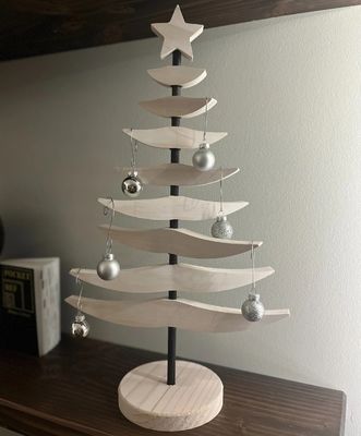 環境 に 優しい 素材 より 緑 の 休日 を 過ごす ため に,白く 染め られ た 現代の 木造 の クリスマス 木