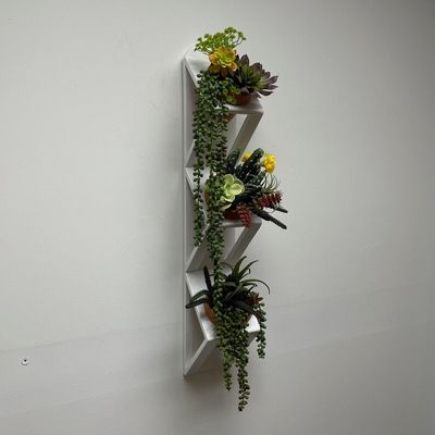 カスタマイズされたロゴと白色の木製の壁プランター