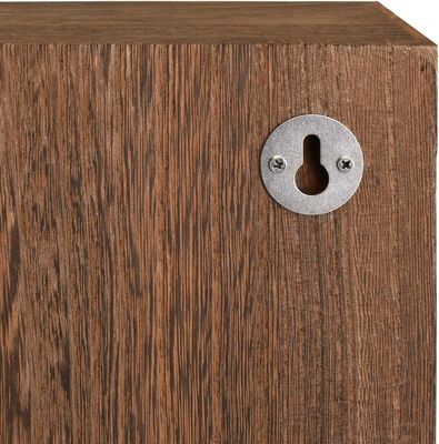 木製 壁 に 設置 さ れ た 展示 棚