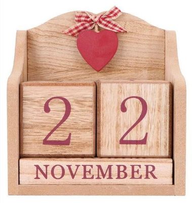 木製のアドベントカレンダー 田舎風の家とヨーロッパ風のアステティクス