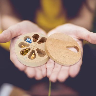 7日間の錠剤オーガナイザーケースボックス トイストトップデザイン 薬用ビタミンの木製の錠剤箱 カスタム