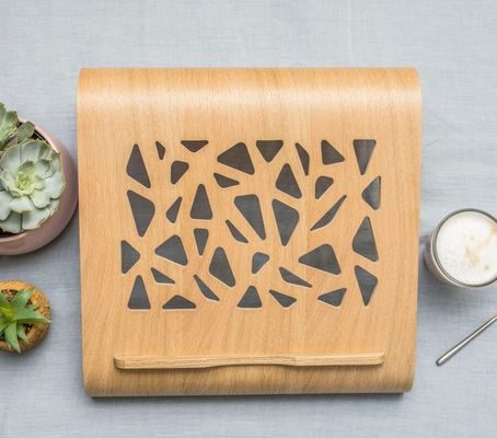 機能的な木製のノートPCスタンド 空間節約 冷却換気 コンピュータ デスクライザー