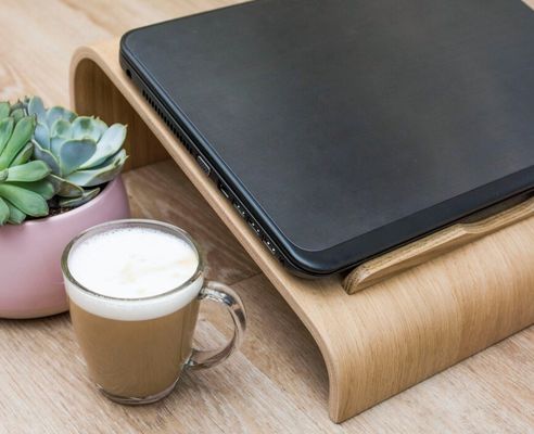 機能的な木製のノートPCスタンド 空間節約 冷却換気 コンピュータ デスクライザー