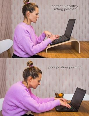 機能的な木製のノートPCスタンド 空間節約 冷却換気 コンピュータ デスクライザー