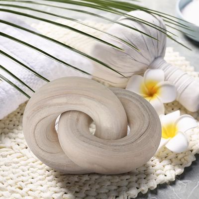 手彫り木製チェーンリンク装飾 リビングの装飾のための自然風の風俗