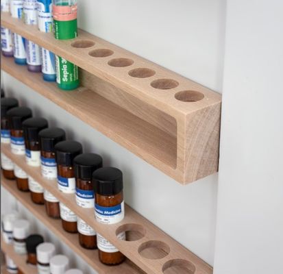 カスタマイズされたロゴデザイン 壁にマウントされた多機能デザインの固形ベリーキャビネット