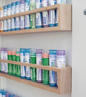 カスタマイズされたロゴデザイン 壁にマウントされた多機能デザインの固形ベリーキャビネット