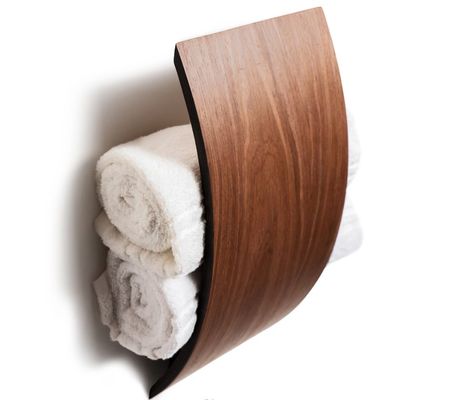 機能的なデザイン オーダーメイドロゴと多機能デザインの木製タオル棚