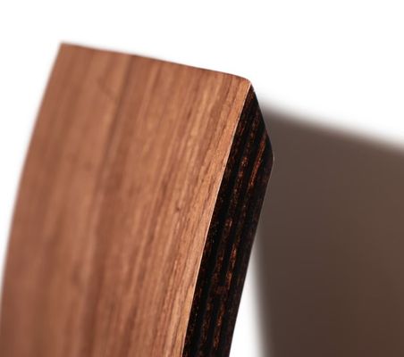 機能的なデザイン オーダーメイドロゴと多機能デザインの木製タオル棚