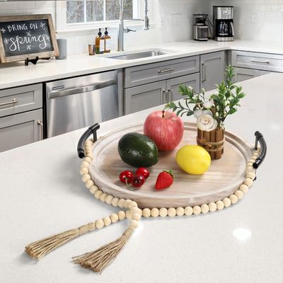 現代 厨房 の 食卓 に 用い られる シンプル な 色 の 木製 の 丸い トレイ