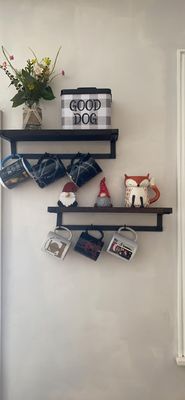 マシッドウッド フローティングラック 子供のキッチンで壁書棚のためのコーヒーバーアクセサリー