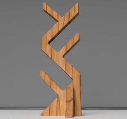 スタイリッシュで機能的な自由立体 トイレットペーパーホルダーのための二階建ての木製棚