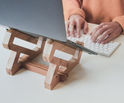 適正なデザインのノートブックとノートパソコンのトレーのための調整可能な竹のノートパソコンスタンド