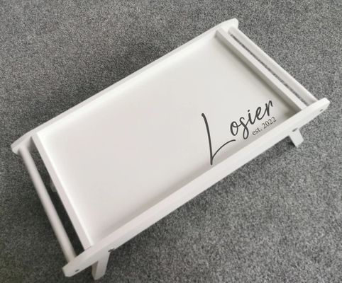 折りたたむ足付きのベッドトレイの四角形の朝食 空間を節約して個性的なスナックを楽しむ