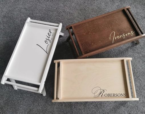 折りたたむ足付きのベッドトレイの四角形の朝食 空間を節約して個性的なスナックを楽しむ