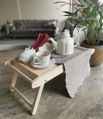 折りたたむ足付きのベッドトレイの四角形の朝食 空間を節約して個性的なスナックを楽しむ