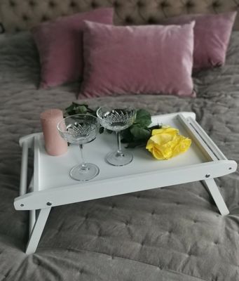 折りたたむ足付きのベッドトレイの四角形の朝食 空間を節約して個性的なスナックを楽しむ