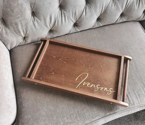 折りたたむ足付きのベッドトレイの四角形の朝食 空間を節約して個性的なスナックを楽しむ