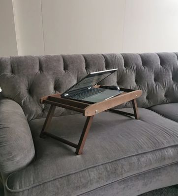 折りたたむ足付きのベッドトレイの四角形の朝食 空間を節約して個性的なスナックを楽しむ