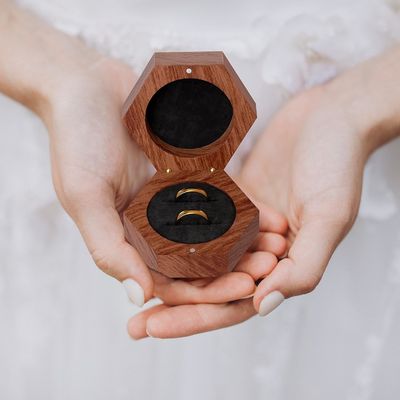 マシッドウッド カスタム 2 スロット ギフトパッケージング ロゴ付き 婚約指輪のための木製のリングボックス