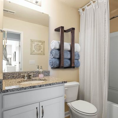 装飾用松の壁に装着された木製タオルラック 浴室用 ローリングタオルオーガナイザー