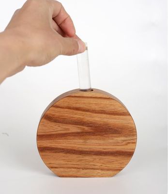 記念日に花を入れられる 木製の花瓶