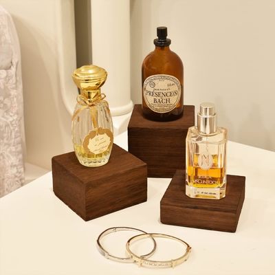 3 異なる高さのスタンド 木製ディスプレイライザー 設定 オーダーメイド ロゴ 塗装 印刷 ハンドリング