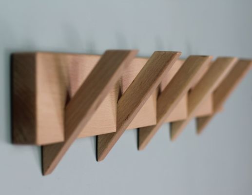 スタイリッシュで持続可能な風呂場 壁に装着されたコートラック