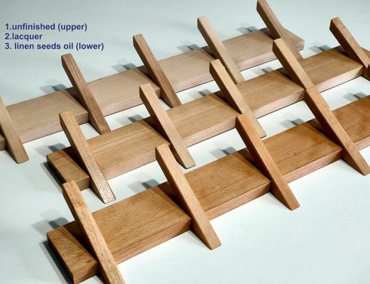 スタイリッシュで持続可能な風呂場 壁に装着されたコートラック