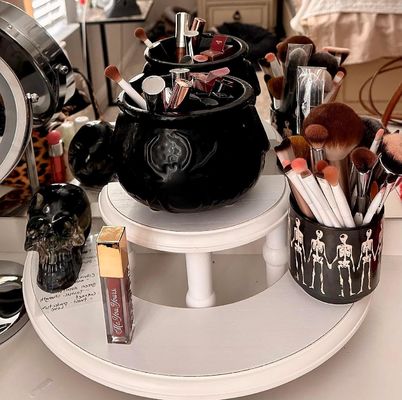 ハーフムーンデザートディスプレイ スタンド 展示コレクションのための2階建ての木製ディスプレイライザー