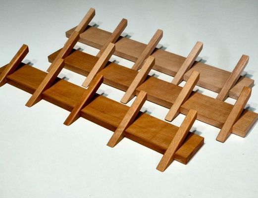 スタイリッシュで持続可能な風呂場 壁に装着されたコートラック