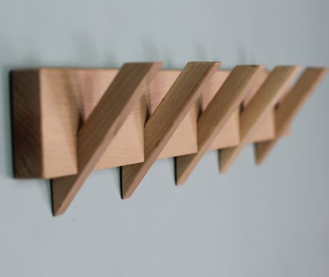 スタイリッシュで持続可能な風呂場 壁に装着されたコートラック