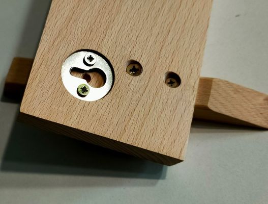 スタイリッシュで持続可能な風呂場 壁に装着されたコートラック