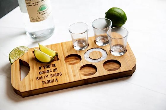 彫刻された木製のショットガラスホルダーを持つ現代的なスタイリッシュバンブーボードフライトビールトレイ