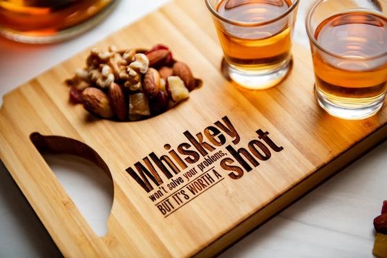 彫刻された木製のショットガラスホルダーを持つ現代的なスタイリッシュバンブーボードフライトビールトレイ