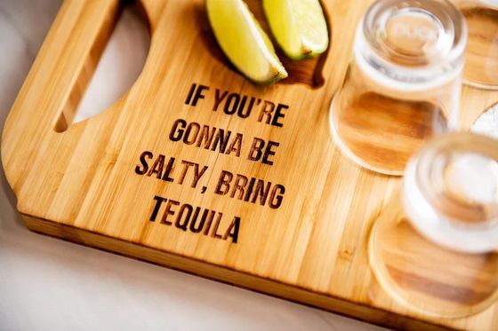 彫刻された木製のショットガラスホルダーを持つ現代的なスタイリッシュバンブーボードフライトビールトレイ