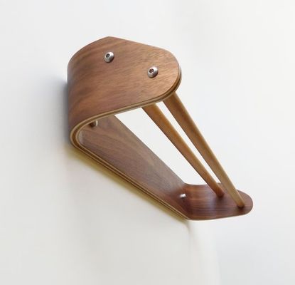 カスタム木製のダブルタオルバー 壁掛けの木製棚付き モダンな浴巾ラック