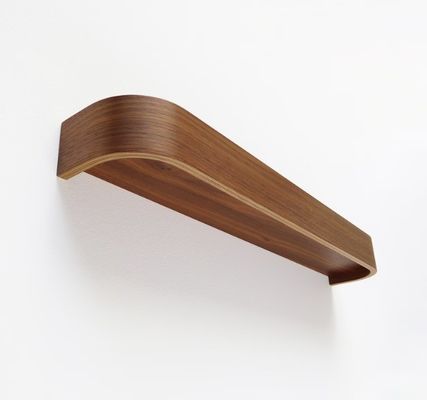 現代的な丸い木製の棚 OEM カーブドウォールナッツ フローティング・リッジ棚